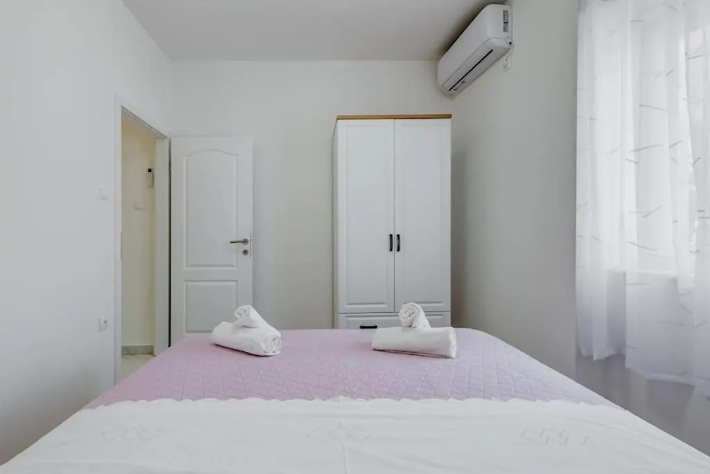 New Place In Old Town Of Trogir, Parking